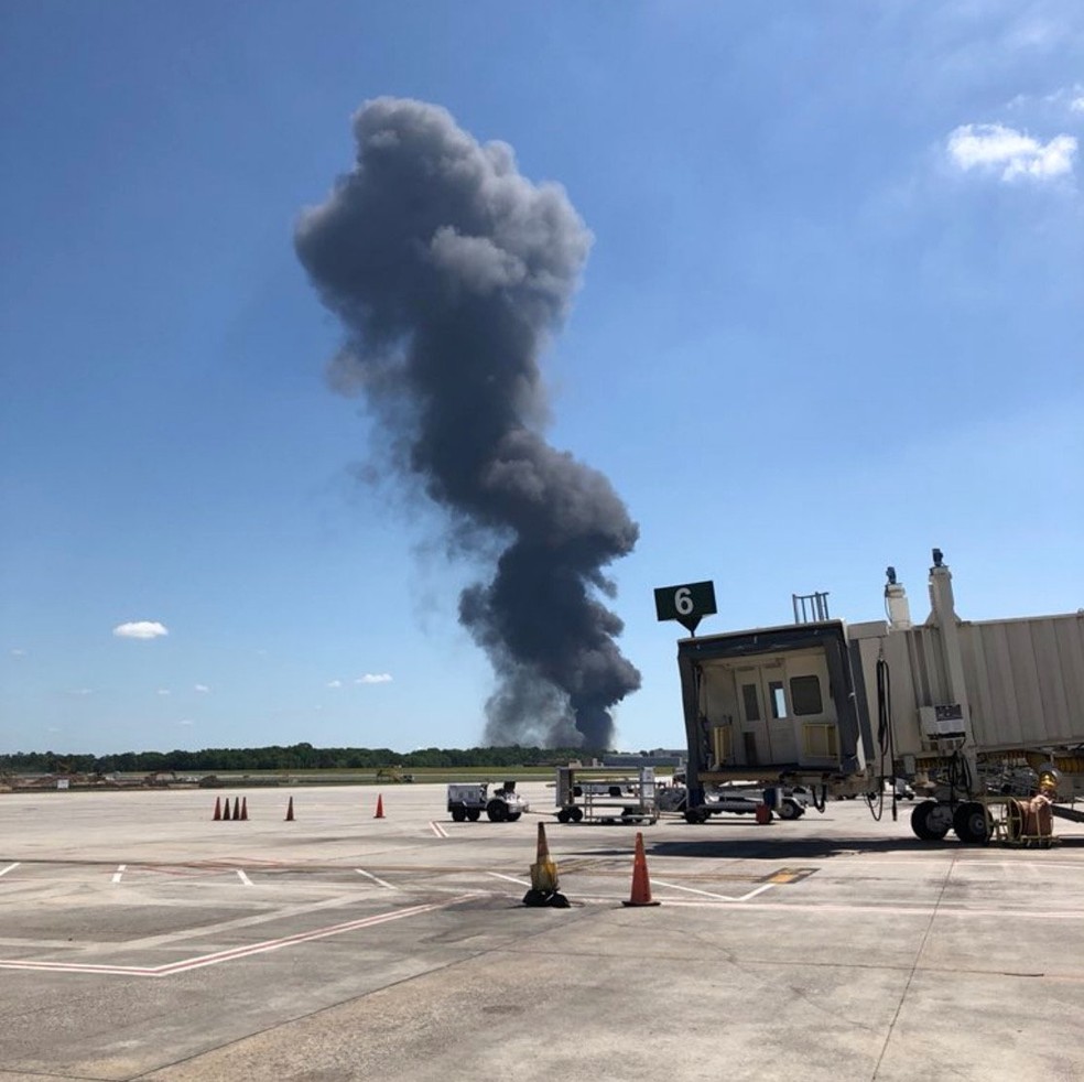 Coluna de fumaÃ§a em local onde aviÃ£o cargueiro caiu na Georgia, nos EUA. (Foto: TWITTER/@CHEYENNEJANIECE/via REUTERS)