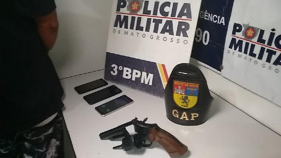 Réplica de revólver usada no crime foi apreendida pela polícia — Foto: Polícia Militar