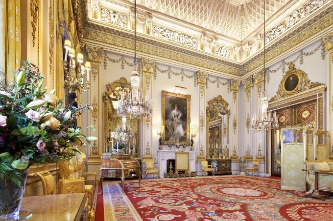 A Sala Branca de Desenho, no Palácio de Buckingham, possui uma passagem secreta  (Foto: Reprodução Twitter)