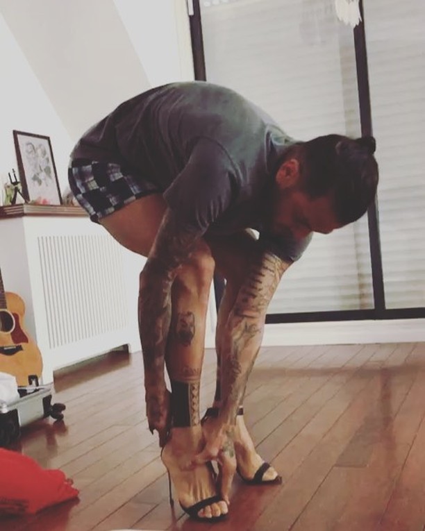 Dani Alves calça sato alto da sua mulher e mostra gingado da passarela (Foto: Reprodução/Instagram)