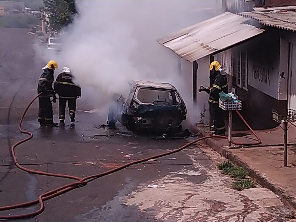 Carro é incendiado em Uberaba; suspeita é vingança por dívida