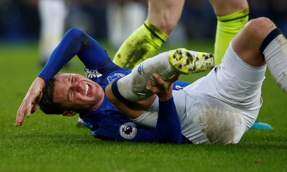 McCarthy sofre no gramado após grave lesão (Foto: Reuters)