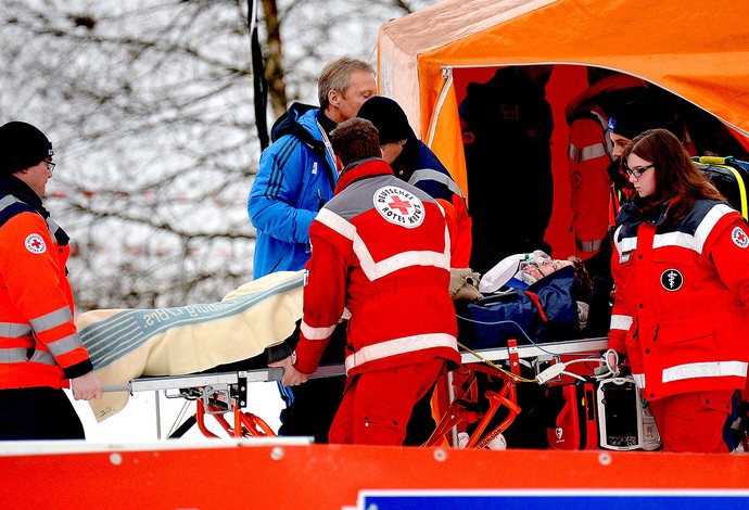 Thomas Morgenstern sofre queda no esqui na Alemanha (Foto: AFP)