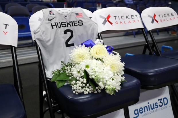 STORRS, CONNECTICUT - JANUARY 27: A jersey to honor Gianna Bryant sits on the UConn bench before the USA Women's National Team Winter Tour 2020 game between the United States and the UConn Huskies at The XL Center on January 27, 2020 in Hartford, Connecti (Foto: Getty Images)