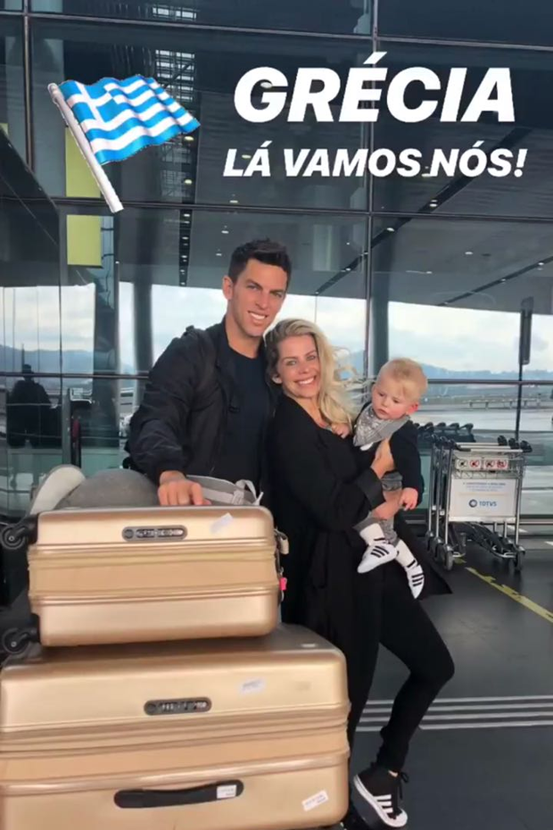 Amaury Nunes, Enrico e Karina Bacchi embarcam para a Grécia (Foto: Reprodução/Instagram)