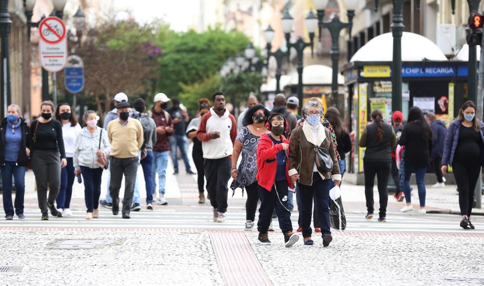 Com a flexibilização, atividades que funcionavam com restrições de dias e horários, como shoppings e comércio de rua, puderam voltar a abrir aos fins de semana — Foto: Giuliano Gomes/PR Press