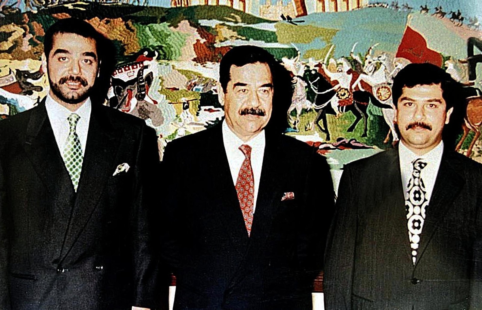 Saddam Hussein e seus filhos Udai, o mais velho, e Qussay em Bagdá. No dia 18 de março de 2003, o presidente dos EUA, George W. Bush, havia dado 48 horas para que os três saíssem do Iraque  — Foto: AFP
