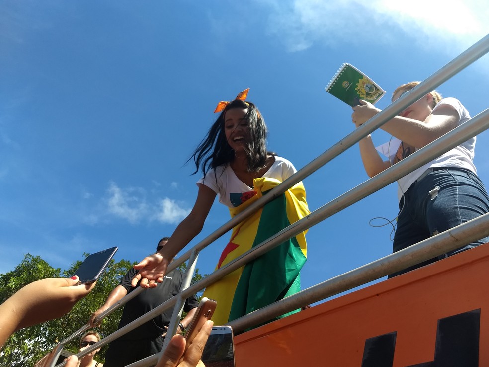 Gleici, em 2018, foi recebida por uma multidão no bairro que morava com a família — Foto: Aline Nascimento/G1