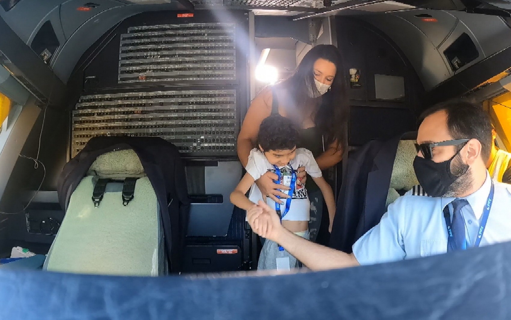 Menino com paralisia cerebral realiza sonho de entrar em avião pela 1ª vez, em Goiânia