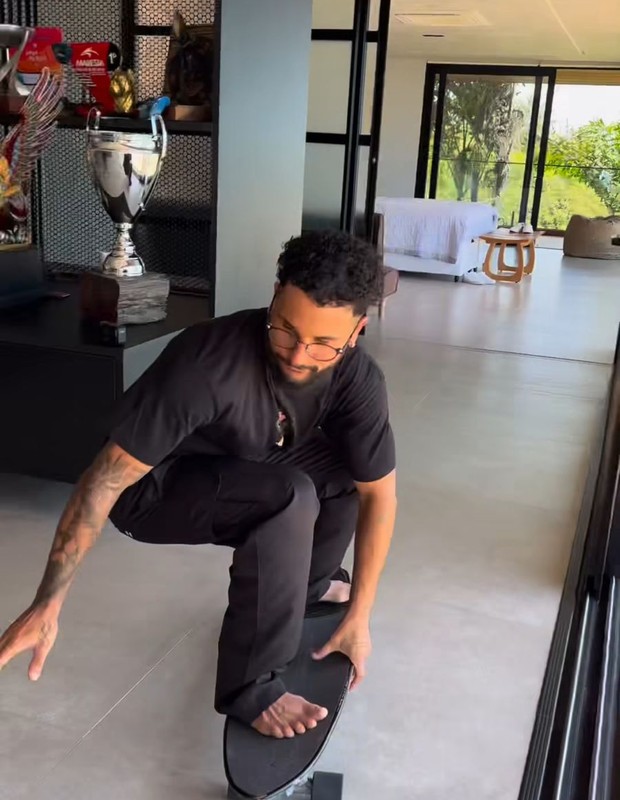 Ítalo Ferreira faz tour de skate pela casa (Foto: Reprodução/Instagram)