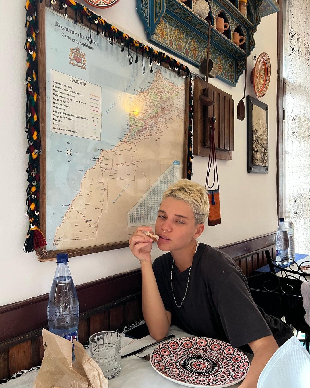 A atriz posa em um restaurante de Tanger (Foto: Reprodução Instagram)