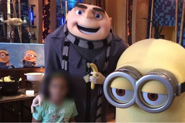 Ator vestido como Gru, de Meu Malvado Favorito, faz sinal racista em fotos com crianças (Foto: Reprodução)