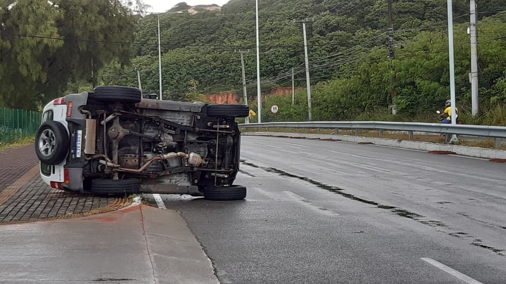 Carro capotou na Via Costeira de Natal, na manh&Atilde;&pound; desta quarta-feira (3) &acirc;Â€Â” Foto: S&Atilde;&copy;rgio Henrique Santos/Inter TV Cabugi