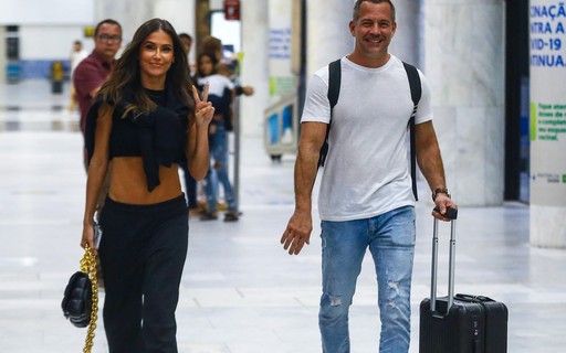 Deborah Secco e Malvino Salvador embarcam em aeroporto no Rio; fotos