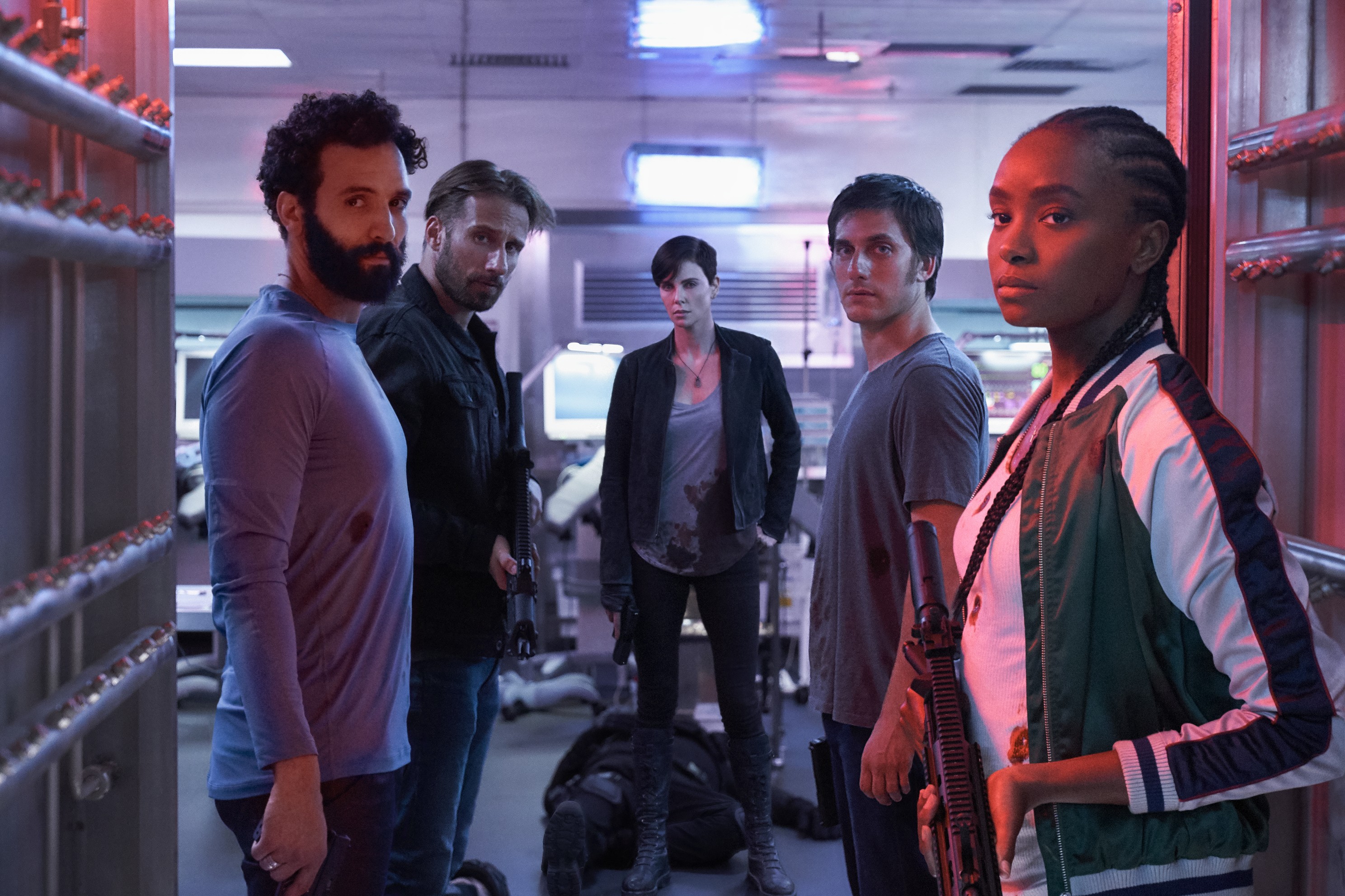 THE OLD GUARD (2020) -  (L to R) Marwan Kenzari as Joe,  Matthias Schoenaerts as Booker, Charlize Theron as Andy,  Luca Marinelli as Nicky, Kiki Layne as Nile. Photo Credit: AIMEE SPINKS/NETFLIX  (Foto: AIMEE SPINKS/NETFLIX)