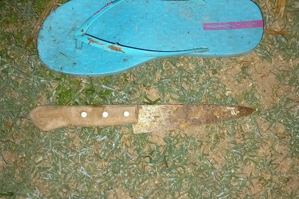 Faca e chinelo foram apreendidos no local próximo ao corpo da adolescente de Várzea Paulista — Foto: Polícia Civil/Divulgação