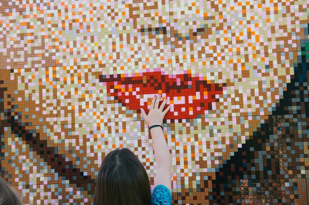 Detalhes das peças de Lego que formam o painel da Taylor Swift (Foto: Getty Images)