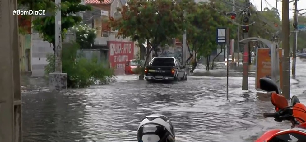 Avenida Heráclito Graça fica alagada em manhã de forte chuva — Foto: TV Verdes Mares/Reprodução