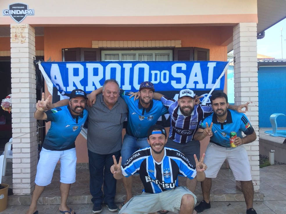 Leonardo com o amigo Wagner e integrantes do consulado de Arroio do Sal (Foto: Arquivo pessoal)