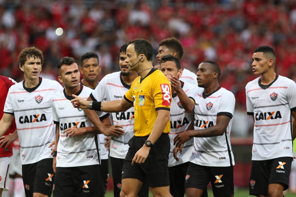 Savio Pereira Sampaio marcou pênalti inexistente a favor do Internacional — Foto: ROBERTO VINÍCIUS/ESTADÃO CONTEÚDO