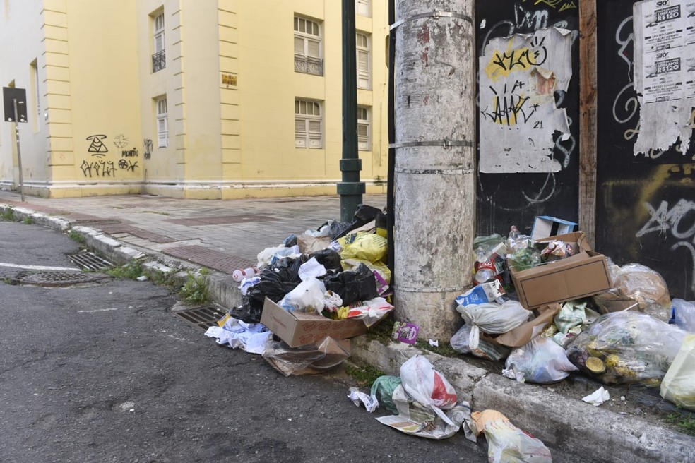 Lixo acumulado no Centro de Vitória durante paralisação de profissionais da limpeza  — Foto: Ricardo Medeiros/Rede Gazeta