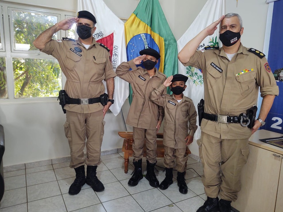 Meninos foram recebidos por autoridades da PM em Unaí — Foto: Polícia Militar