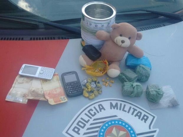 Droga foi encontrada dentro de urso de pelúcia (Foto: Polícia Militar/Divulgação)