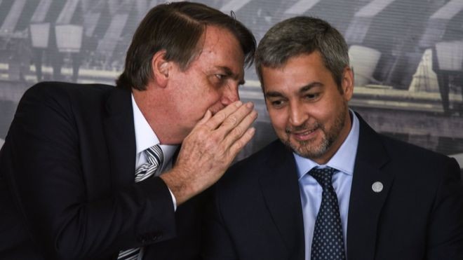 Mario Abdo Benitez e Jair Bolsonaro têm boa relação e já trocaram elogios publicamente em alguns episódios (Foto: NORBERTO DUARTE/AFP/ via BBC News Brasil)