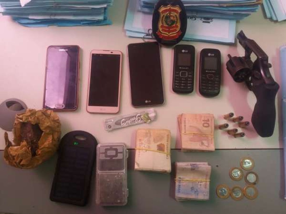 PolÃ­cia apreendeu arma, drogas, celular e dinheiro. (Foto: SSPDS/DivulgaÃ§Ã£o)