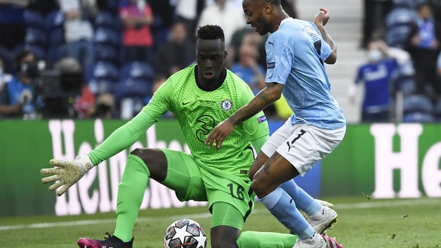 Mendy protege, e Sterling não consegue finalizar durante Manchester City x Chelsea: goleiro senegalês praticamente não foi ameaçado