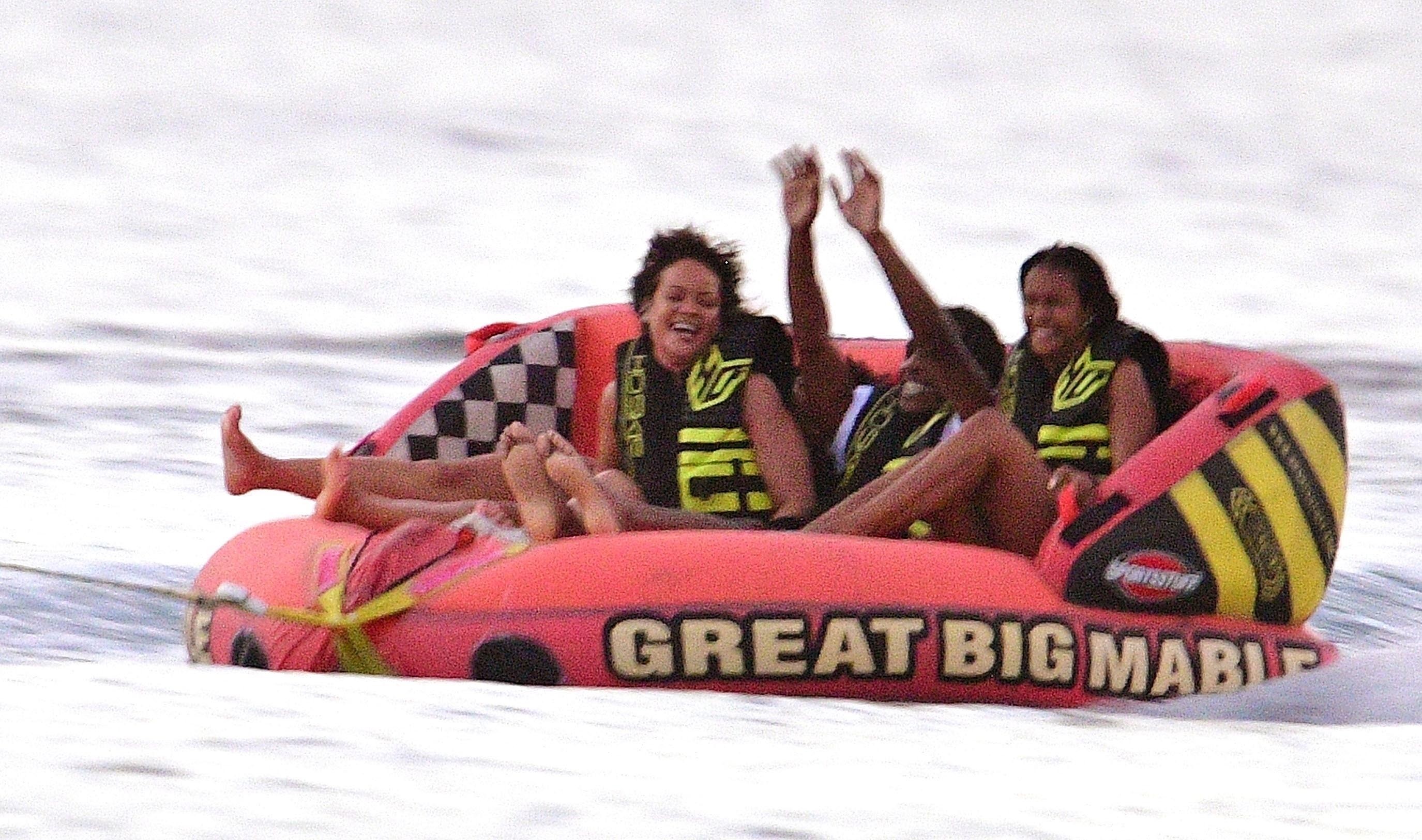 Rihanna e o rapper A$AP Rocky se divertem em boia com amigas (Foto: The Grosby Group)