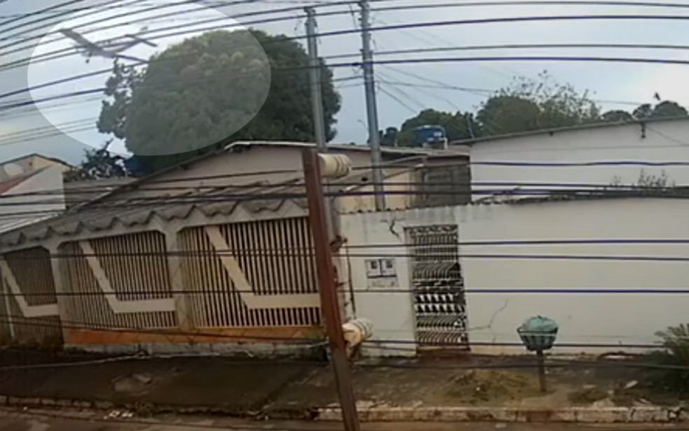 Novo vídeo mostra avião sobrevoando casas pouco antes de cair em Goiânia, Goiás — Foto: Reprodução/TV Anhanguera