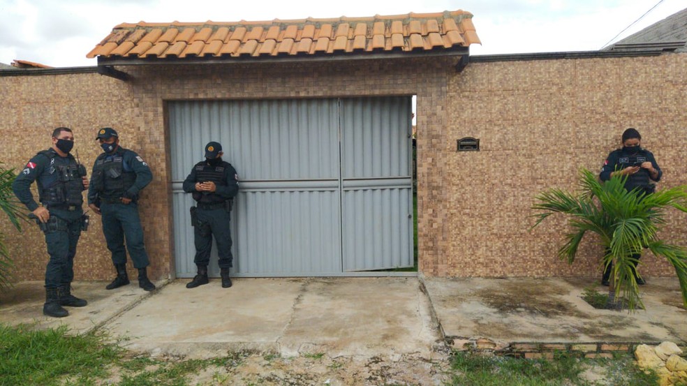 Padre foi encontrado na casa onde morava no bairro Bela Vista do Juá — Foto: Gustavo Campos/TV Tapajós