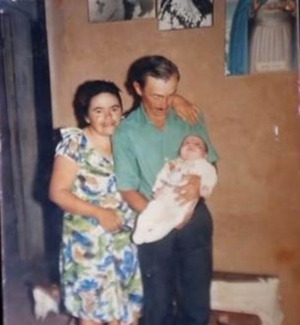 Os pais e Cristinna quando era bebê — Foto: Reprodução/Alex Duarte/BBC