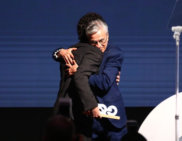 Caetano Veloso entrega o prÃªmio MÃºsica ao filho Zeca (Foto: Roberto Filho)