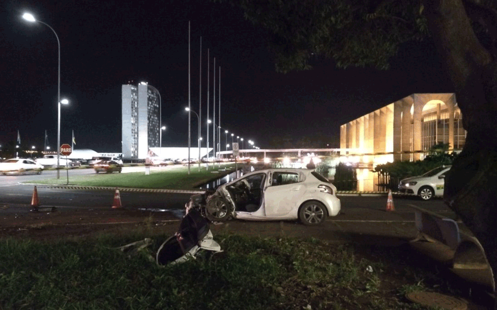 Carro atropelou pedestre em uma calçada do Eixo Monumental, entre Ministério da Saúde e Itamaraty — Foto: Maria Estela Kieling/Arquivo pessoal