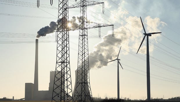 Usinas de carvão são vistas ao lado de turbinas de geração de energia eólica na Alemanha (Foto: Getty Images)