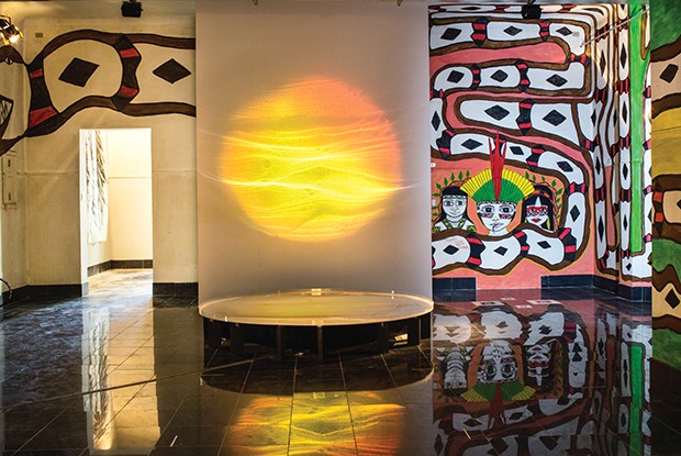 A obre de Huri Kuin & Naziha Mestaoui, mistura pinturas corporais reproduzidas nas paredes do complexo e são acompanhadas de gravações de cânticos dos indígenas da tribo do Acre, que, com a ajuda de Mestaoui, fazem vibrar um espelho d'água que reflete luz (Foto: Toni Pires)