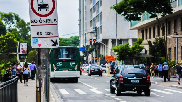 Faixa exclusiva para ônibus em São Paulo (Foto: Lucas Silvestre/ SMT-SP)