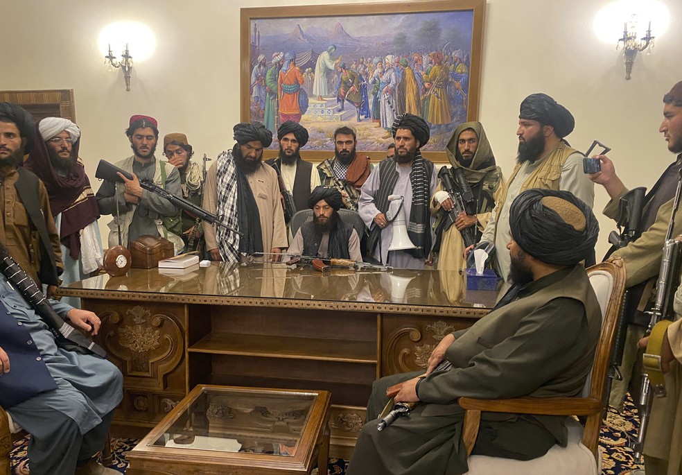 Combatentes do Talibã assumem o controle do palácio presidencial afegão em Cabul, capital do Afeganistão, após o presidente Ashraf Ghani fugir do país em 15 de agosto de 2021 — Foto: Zabi Karimi/AP