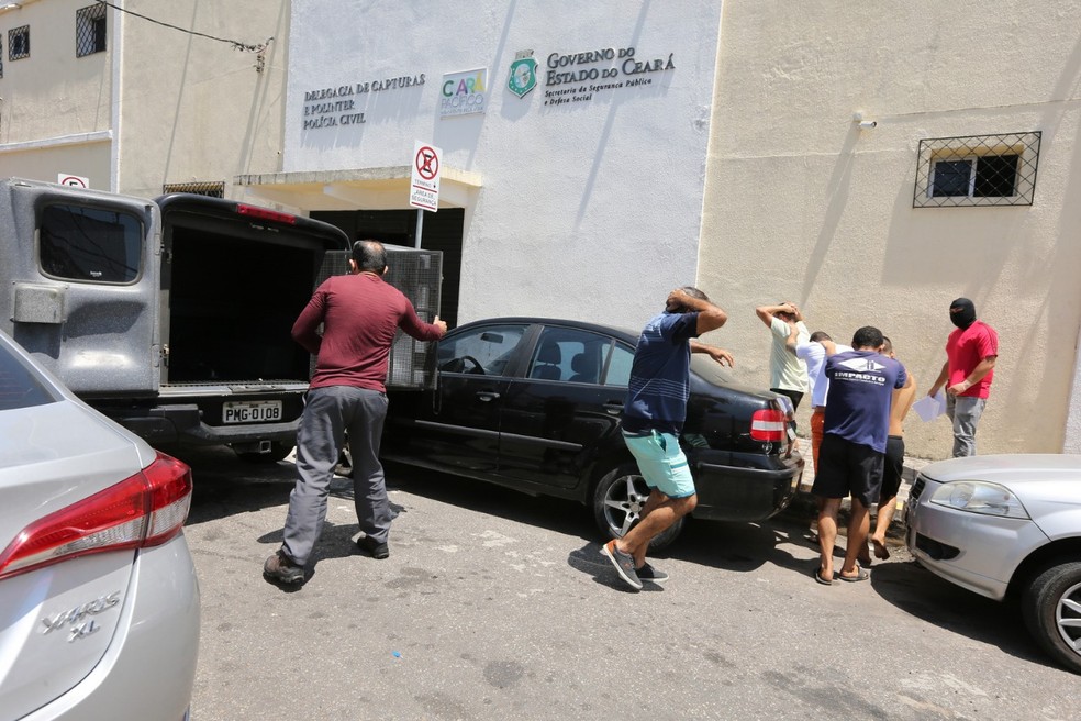 Criminosos presos na operação Maçãs Podres são levados para a delegacia de Capturas — Foto: José Leomar