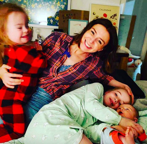 A atriz Caterina Scorsone com as três filhas (Foto: Instagram)