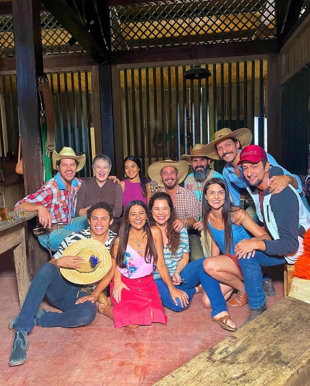 Dira Paes posta foto com elenco de 'Pantanal' (Foto: Reprodução/Instagram)