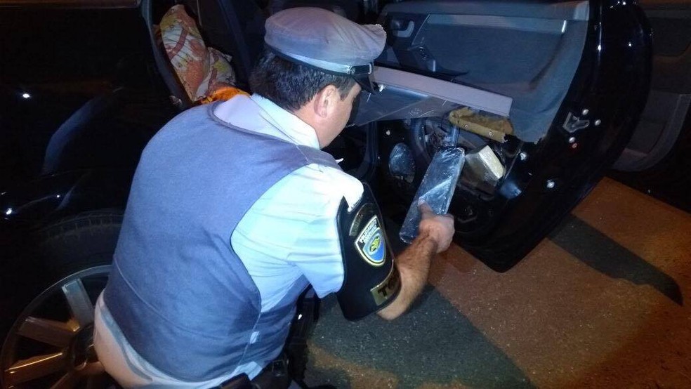 Droga foi apreendida na madrugada desta sexta-feira (8), em Presidente Epit&aacute;cio (Foto: Pol&iacute;cia Militar Rodovi&aacute;ria/Divulga&ccedil;&atilde;o)