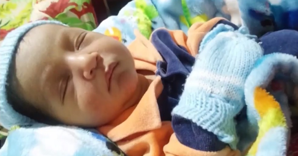 MÃ£e luta para conseguir cirurgia para recÃ©m-nascido com doenÃ§a cardÃ­aca rara na Bahia â Foto: ReproduÃ§Ã£o/TV SubaÃ©