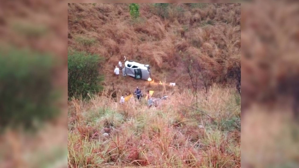 Carro foi parar em um terreno ao lado da rodovia, em Aurora — Foto: Arquivo pessoal