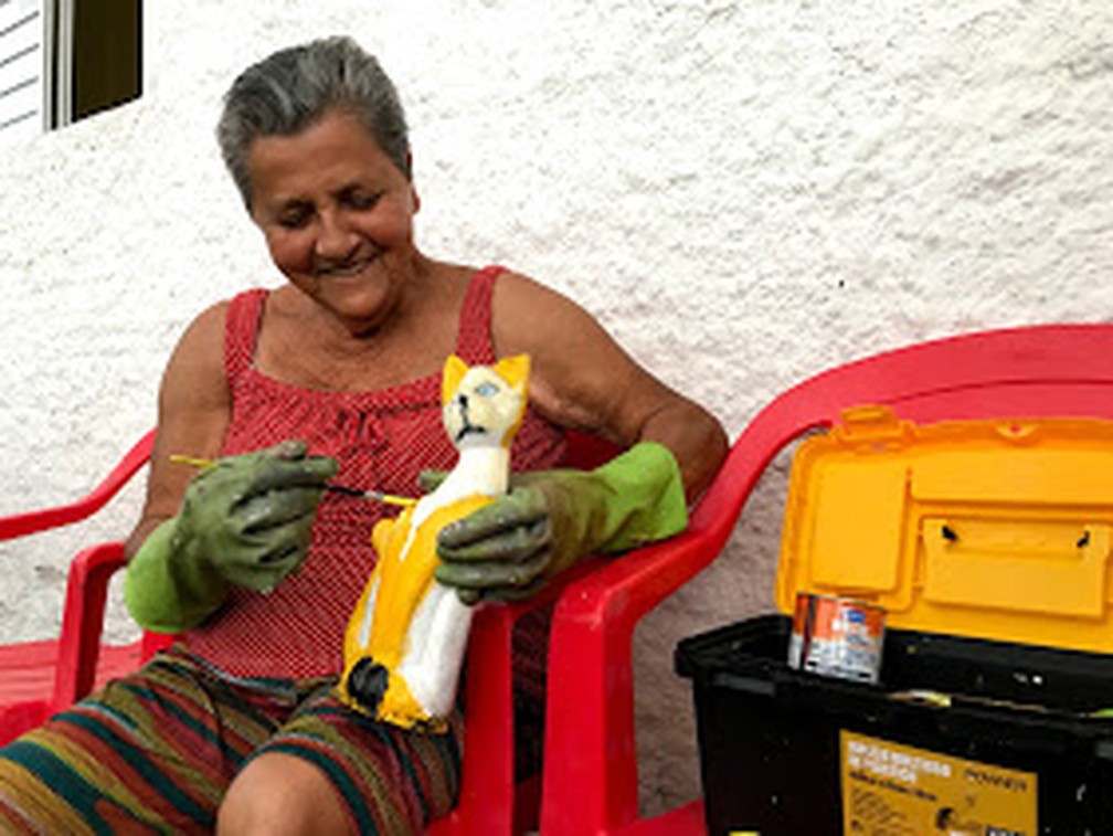 Maria da Glória também faz a restauração das peças — Foto: Anaísa Catucci/ G1 SC