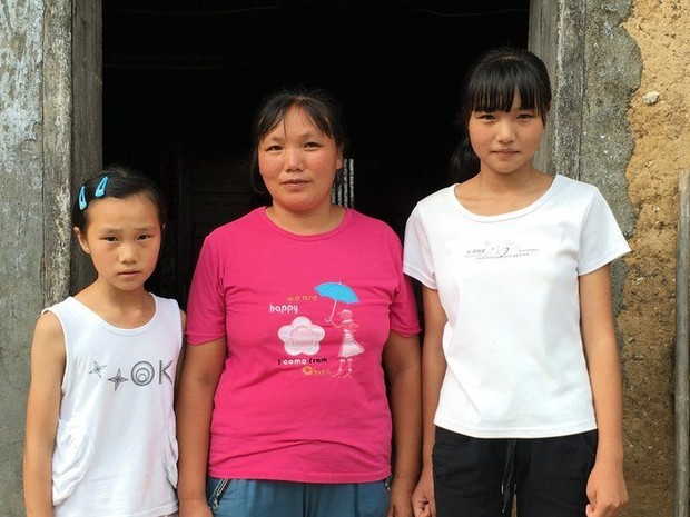 Wang Caifeng, de 39 anos, e suas filhas moram em Laoya  (Foto: BBC)