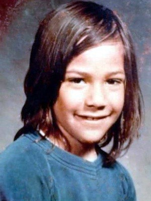 Keanu Reeves na infância (Foto: Reprodução)