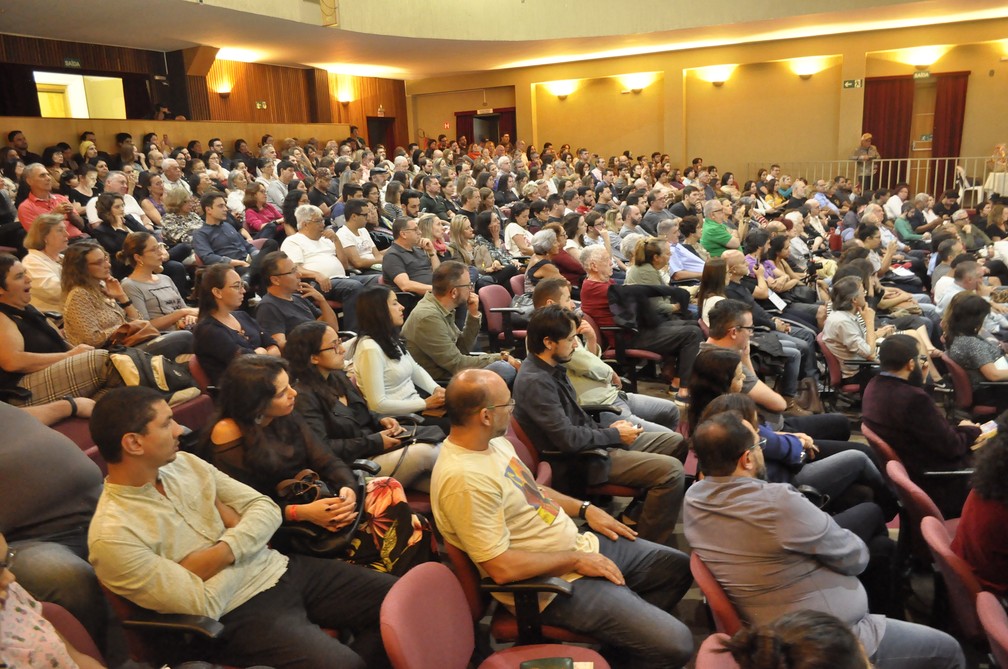 Público lotou Espaço Cultural da Urca em Poços de Caldas para acompanhar Gabeira e Motta — Foto: Tatiana Espósito